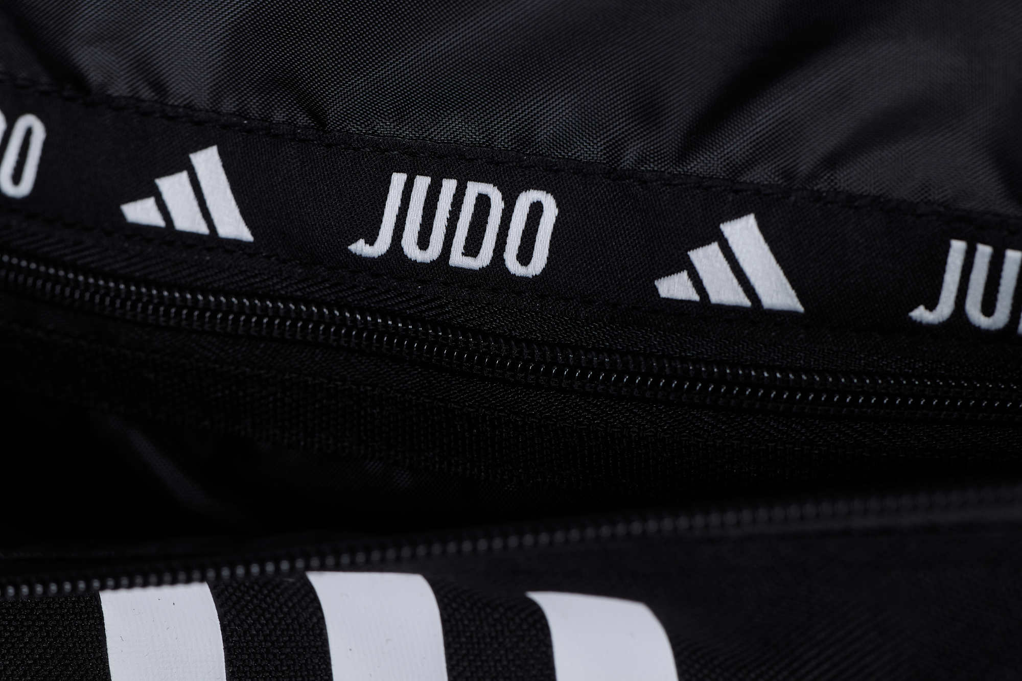 Adidas judo torba na kolesih, črna